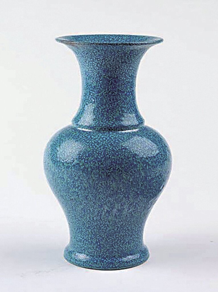 1736～1795年〈藍綠釉瓷瓶〉，V&A 297-1905。