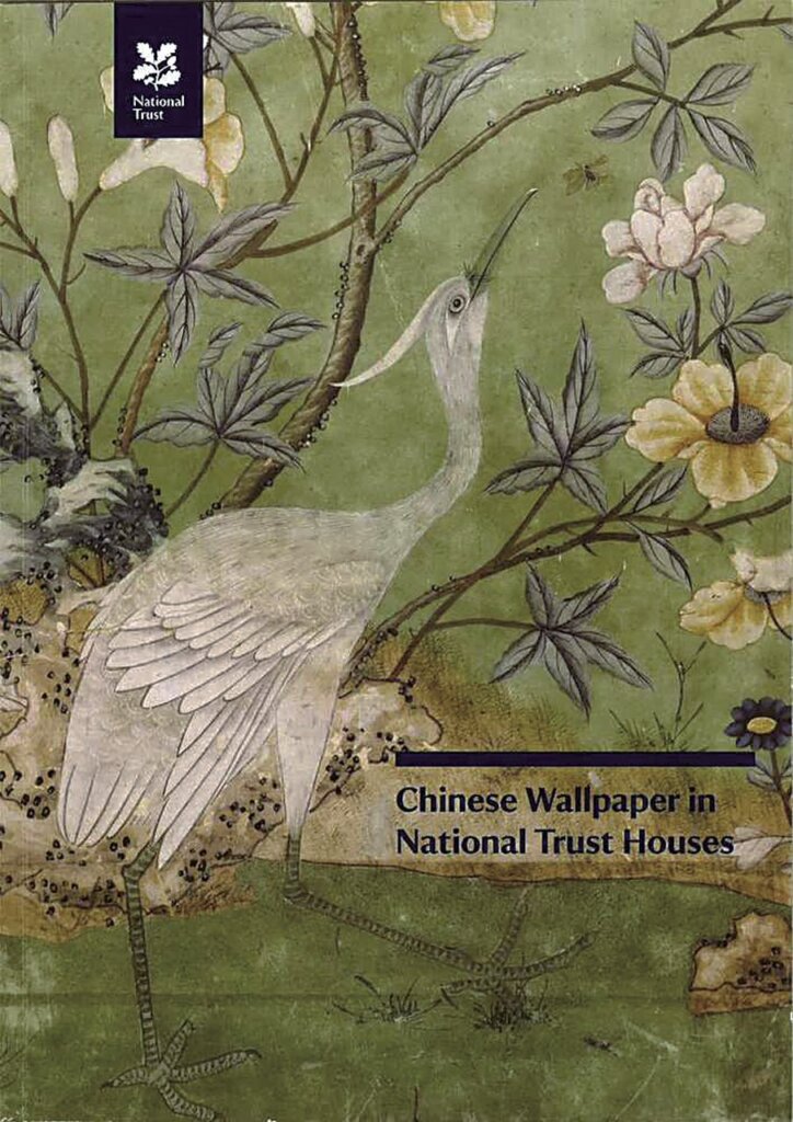 英國國家名勝古蹟信託2014年出版的《Chinese Wallpaper in National Trust Houses》書影。圖╱林逸欣。