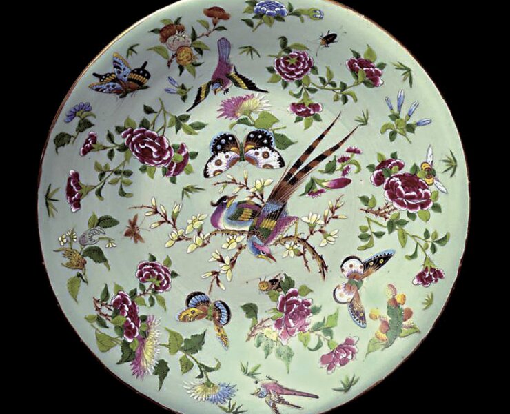 約1820～1850年廣東〈琺瑯彩瓷盤〉， V&A 708-1852。
