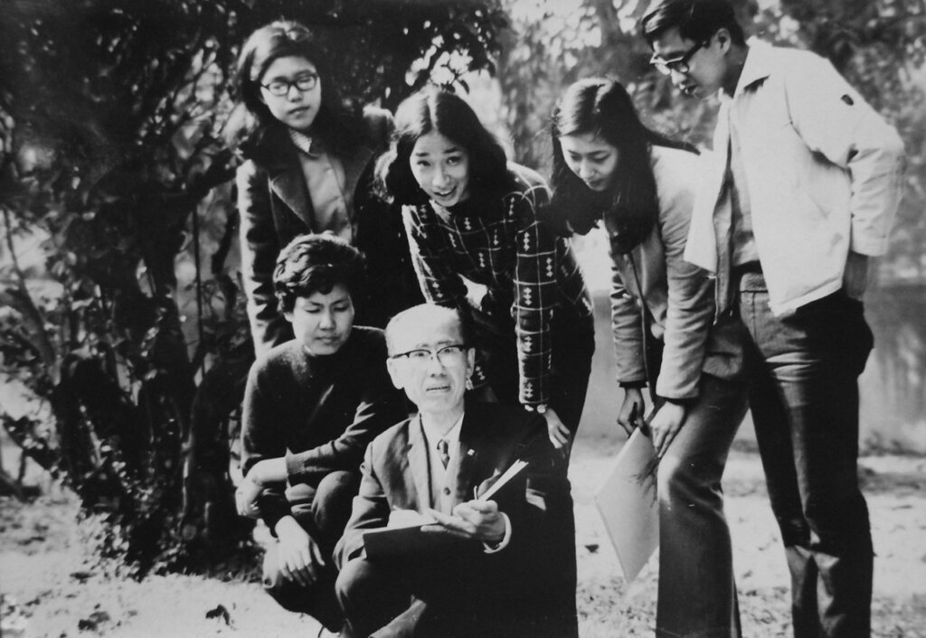 林玉山1973年作〈愛雀吟〉，110×66公分。