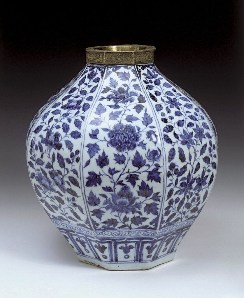 14世紀〈青花八角瓷壺〉，壺身為中國瓷、配上19世紀波斯銅飾，V&A 1599-1876。