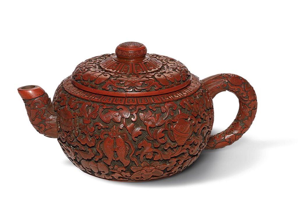 蘇富比清乾隆〈宜興紫砂胎剔紅八寶紋茶壺〉，徑19.5公分，預估價3萬～5萬英鎊。