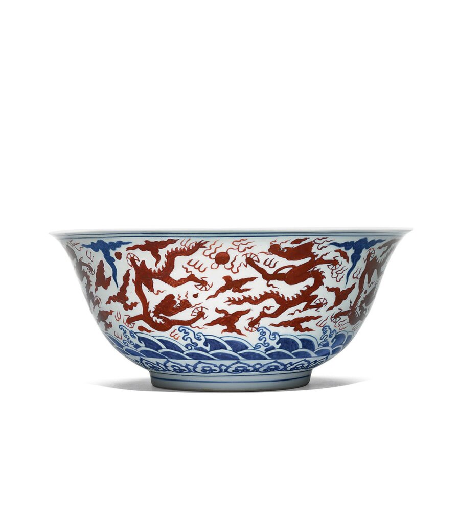 蘇富比明嘉靖〈青花礬紅趕珠雲龍紋大盌〉，徑36.5公分，預估價3萬～5萬英鎊。