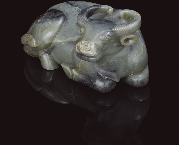 Bonhams 17世紀〈青玉雕大臥水牛〉，寬31.5公分，預估價45萬～60萬英鎊。