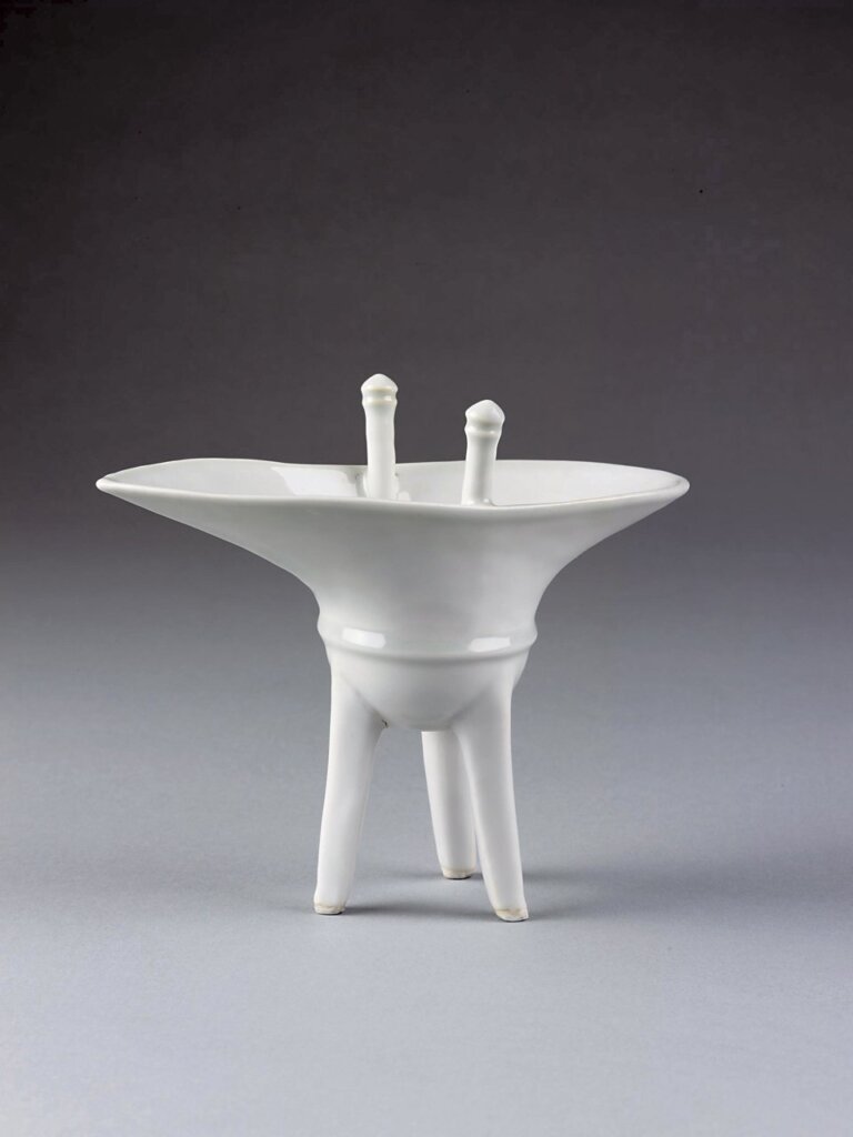 1403～1424年〈白瓷爵器〉，V&A 706-1883。
