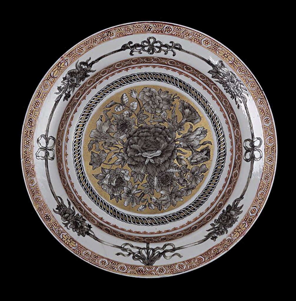 約1730～1735年〈墨繪鍍金瓷盤〉，V&A 1455-1853。