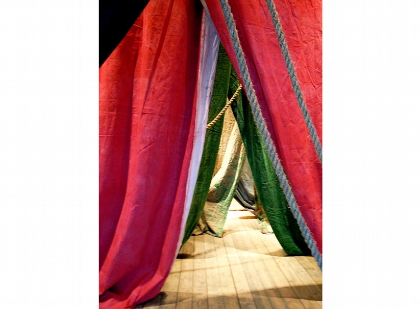 2010 年，當代藝術家布蘭登柏格（Ulla Von Brandenburg），卻用多層布廉的拉開裝置，造出戲劇性的景深，此刀法可視為重砌出景場空間的一種再現法。圖為2012 年布蘭登柏的現場裝置。