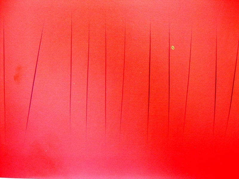封塔那（Lucio Fontana）在畫布上割劃，以空間美學的破壞，打被了繪畫藝術的既有的平面規範。圖為封塔那後期系列〈Concetto Spaziale “Attese”, 1966〉，在紅畫面上劃切出空間。