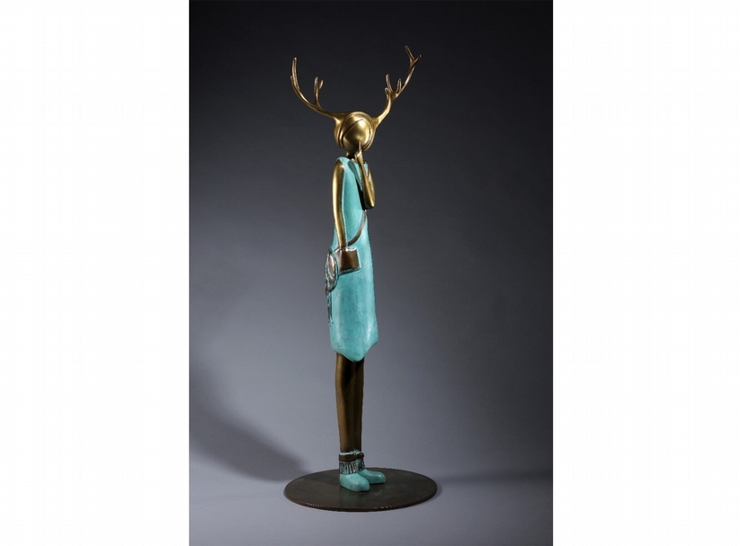 莊靜雯，麋鹿女孩，銅，203x76x21cm，2015。