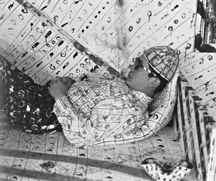 1961年,向井修二置身於自己繪製的作品《Room of Sign (symbol room)》中,成為作品一部分。圖/大未來林舍畫廊