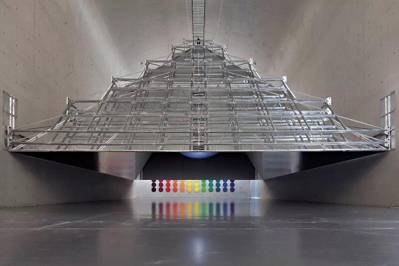 艾力阿森Olafur Eliasson∣開放的金字塔 鋼、鋁、鏡箔、木、漆（黑色）、聚光燈 2016 圖｜龍美術館