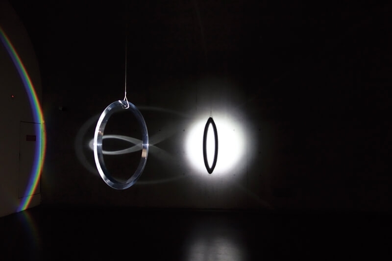 艾力阿森Olafur Eliasson∣環形彩虹 壓克力稜鏡、鋼、鋁、電機、三腳架、鏑燈 2005 圖｜龍美術館
