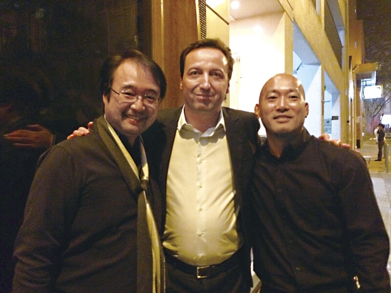 中牟田洋一、畫廊經理人Emmanuel Perrotin與藝術家Kaz Oshiro合影。