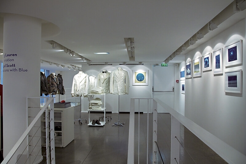 中牟田洋一為藝術家Nigel Scott在著名的巴黎計畫空間Colette策畫「19-28」展覽。