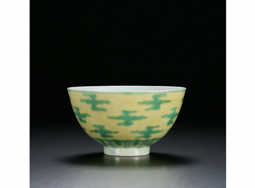〈清康熙 黃綠彩雲紋碗〉直徑 5.8cm 款識：大清康熙年製 預估價NTD 55-58萬