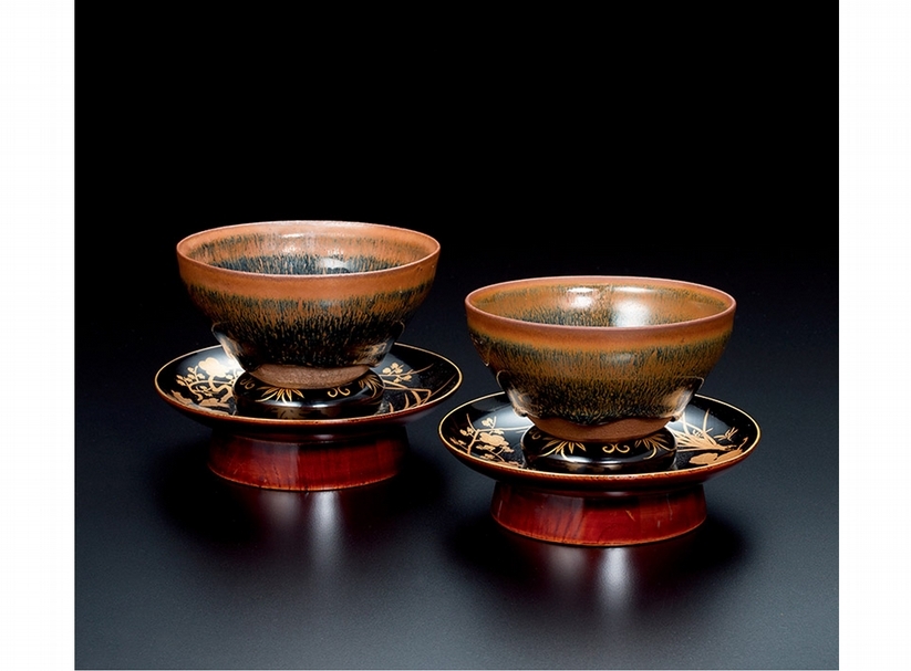 〈宋 建窯兔毫盞一對 ( 含日本老漆托 ) 〉盞直徑 12, 托高 4cm 預估價NTD 28-36萬