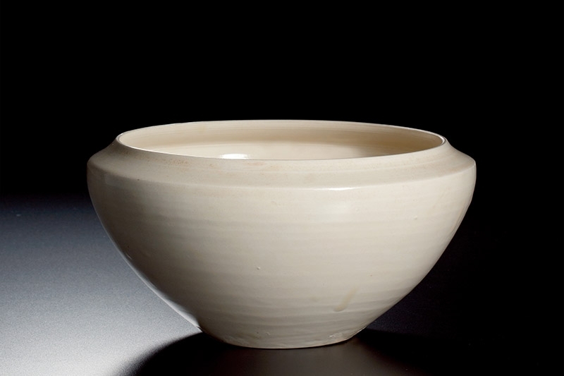 〈宋 定窯折沿缽〉高11, 直徑 19cm 預估價NTD 180-280萬