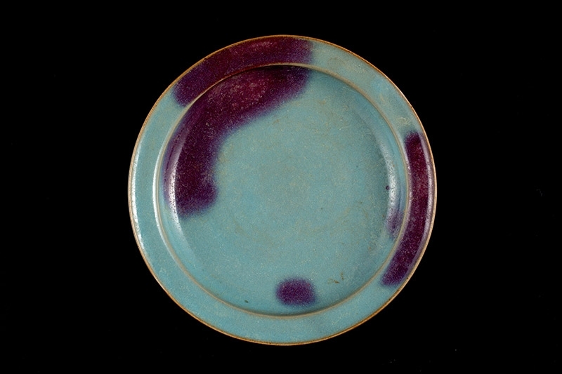 〈宋/金 鈞窯天青釉紫斑折沿盤〉直徑 17.2cm 預估價NTD 90-150萬