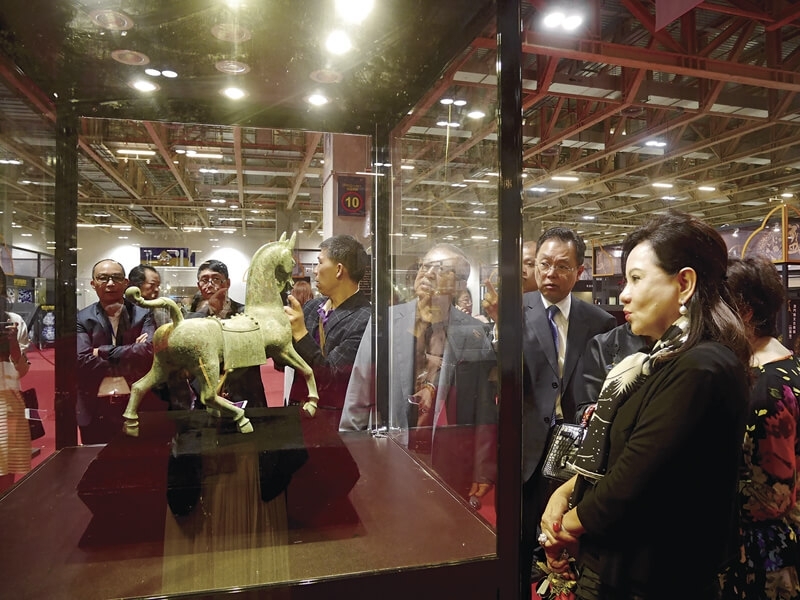 台灣「清翫雅集」理事長陳國和於VIP巡展時間率團走訪展區。