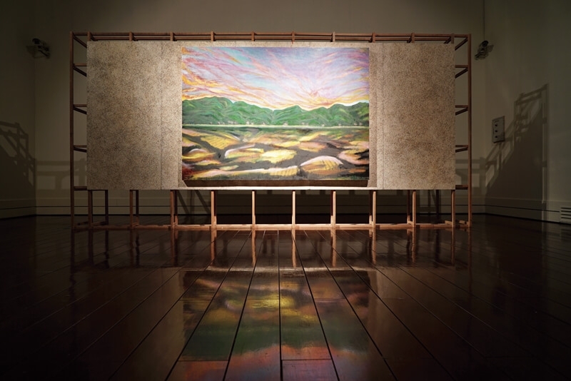 於台東美術館展出的《野燒》一作。圖｜林煜幃攝影、台灣好基金會提供