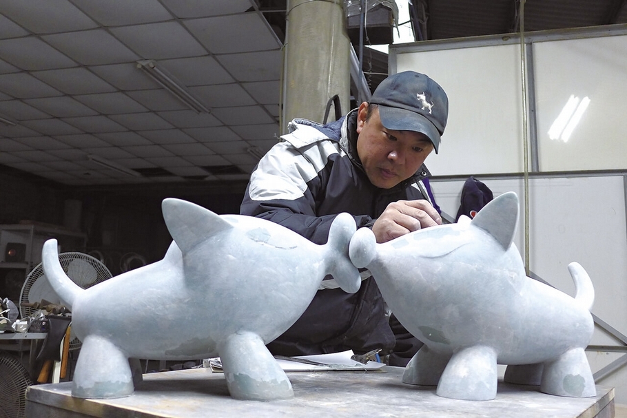 黃柏仁正在創作「iDog」系列作品。（圖／紅野畫廊）
