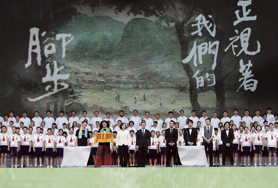 總統就職大典，舞台主視覺取自陳澄波的畫作。（台北市攝影記者聯誼會提供）