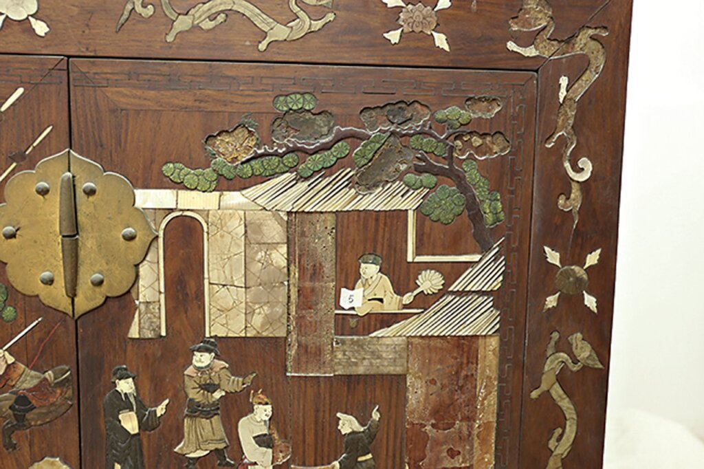 上櫃體右扇門修復前