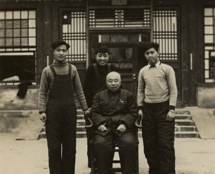 修復大師徐文麟（中）與第二代學生馬玉良（左）、陳浩然（後）、白金棟（右）。
