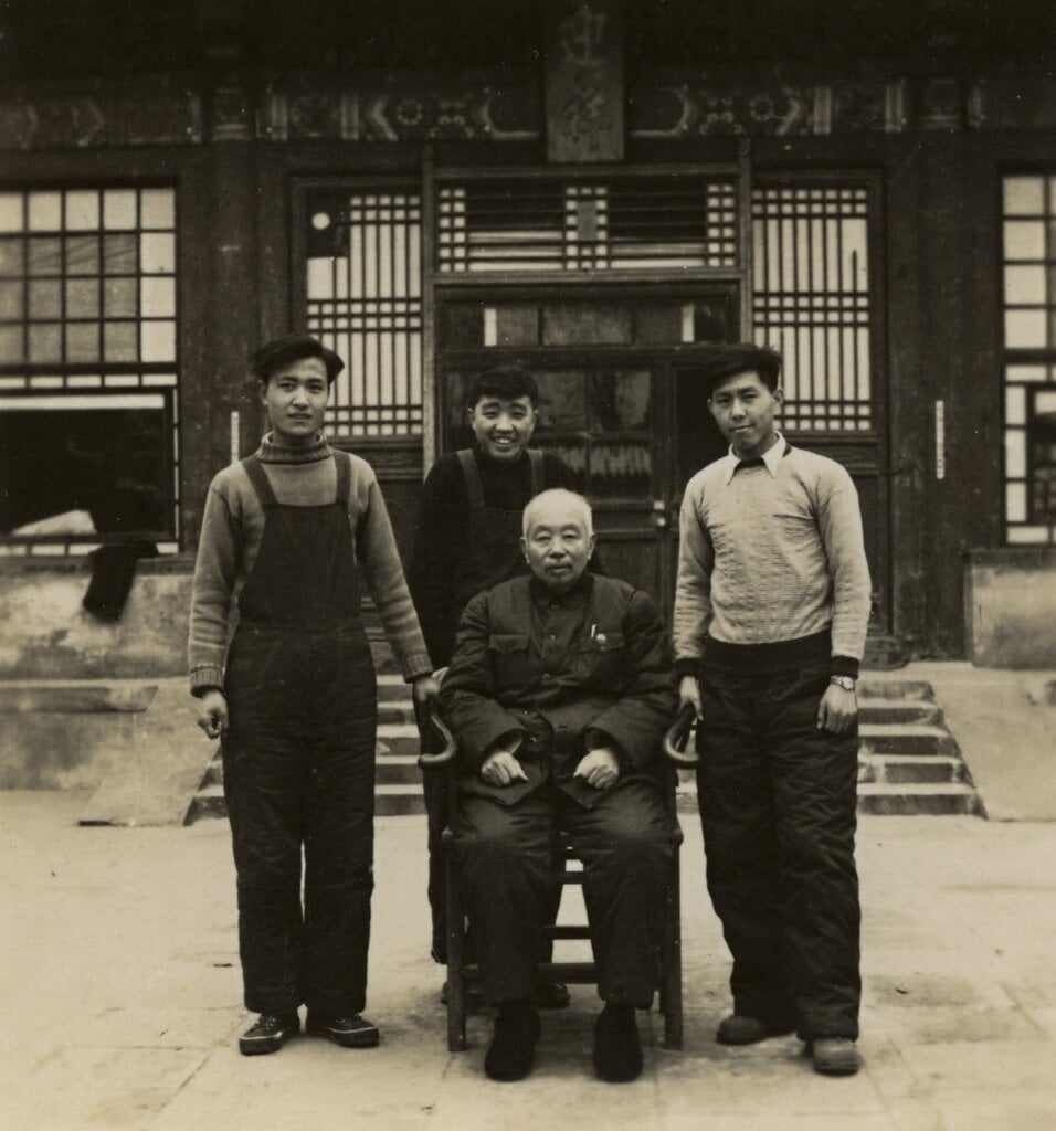 修復大師徐文麟（中）與第二代學生馬玉良（左）、陳浩然（後）、白金棟（右）。