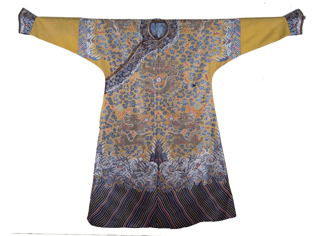 清嘉慶〈明黃地繡彩雲金龍十二章紋龍袍〉，瀋陽故宮博物院藏。
