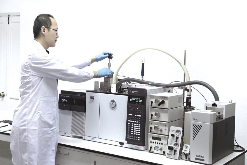 熱裂解—氣相色譜法、質譜（Py-GC/MS），用於文物中有機膠結材料的定性分析。圖╱谷岸。
