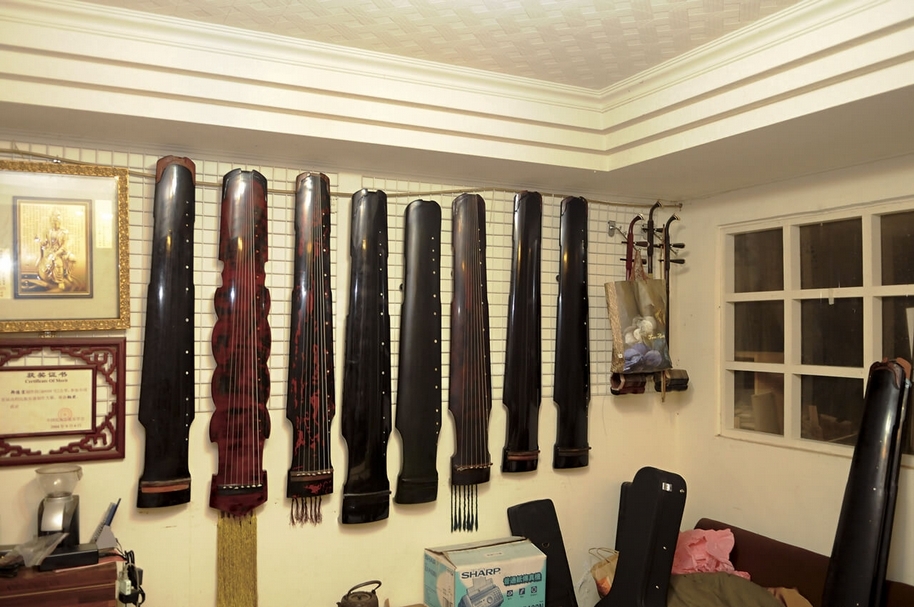 鄭德宣迄今做琴已15年，已有超過150張作品，其德宣堂古琴工作室的年產數量目前居台灣之冠。