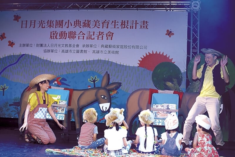 豆子劇團於現場演出改編自《小典藏》繪本的「驢子圖書館」。攝影／陳俊銘