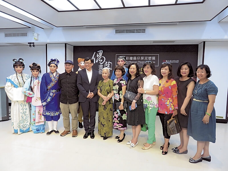 開幕式合照，中為國立歷史博物館館長張譽騰及藏家呂吟詩。攝影／張筠。