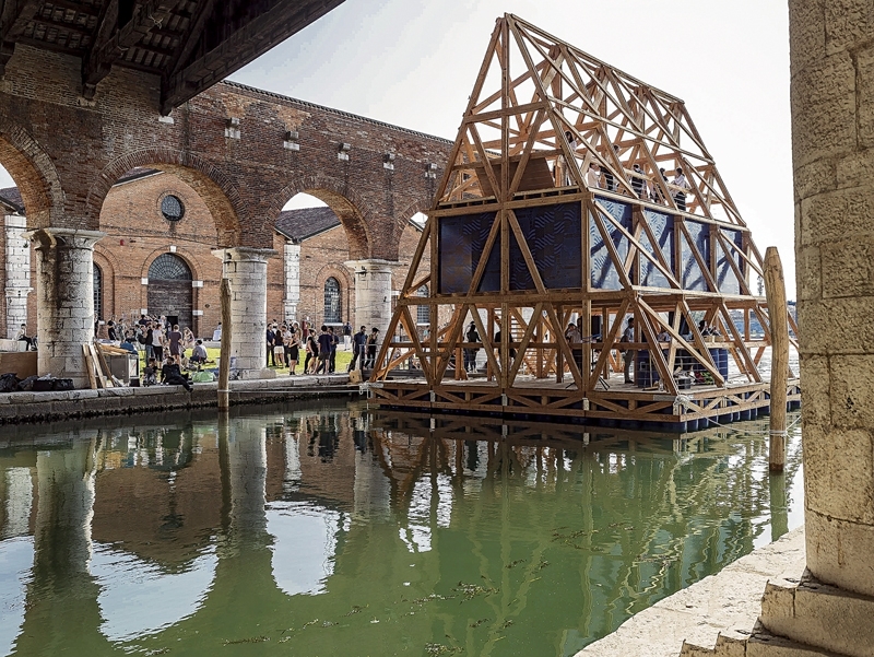 第15屆威尼斯建築雙年展銀獅獎：「馬可可漂浮學校」（Makoko Floating School）。（Photo by: Jacopo Salvi／Courtesy: La Biennale di Venezia）