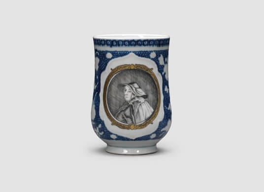 馬克杯--瓷身飾以釉下鈷藍，釉上墨彩及金料 清 乾隆，约1755年 高：13.5公分，口徑：9公分，底徑：6公分；容量：525毫升（约1英制品脱）大衛·霍華德私人收藏