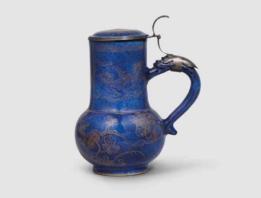 單柄酒杯--瓷身飾以釉下粉藍及粉金彩地；鑲金屬配飾 江西景德鎮窯 清，康熙（1662-1722）高：13.6公分；口徑：5公分；底徑：4.8公分；容量：300毫升 （约1/2英制品脫）喬治．威爾士藝廊，里斯本／倫敦藏