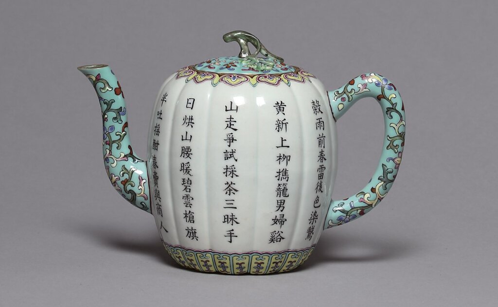 清乾隆〈御製洋彩御題詩「雨前茶」瓜棱式茶壺〉，寬15.5公分，估價人民幣380萬元～580萬元，成交價人民幣1495萬元。