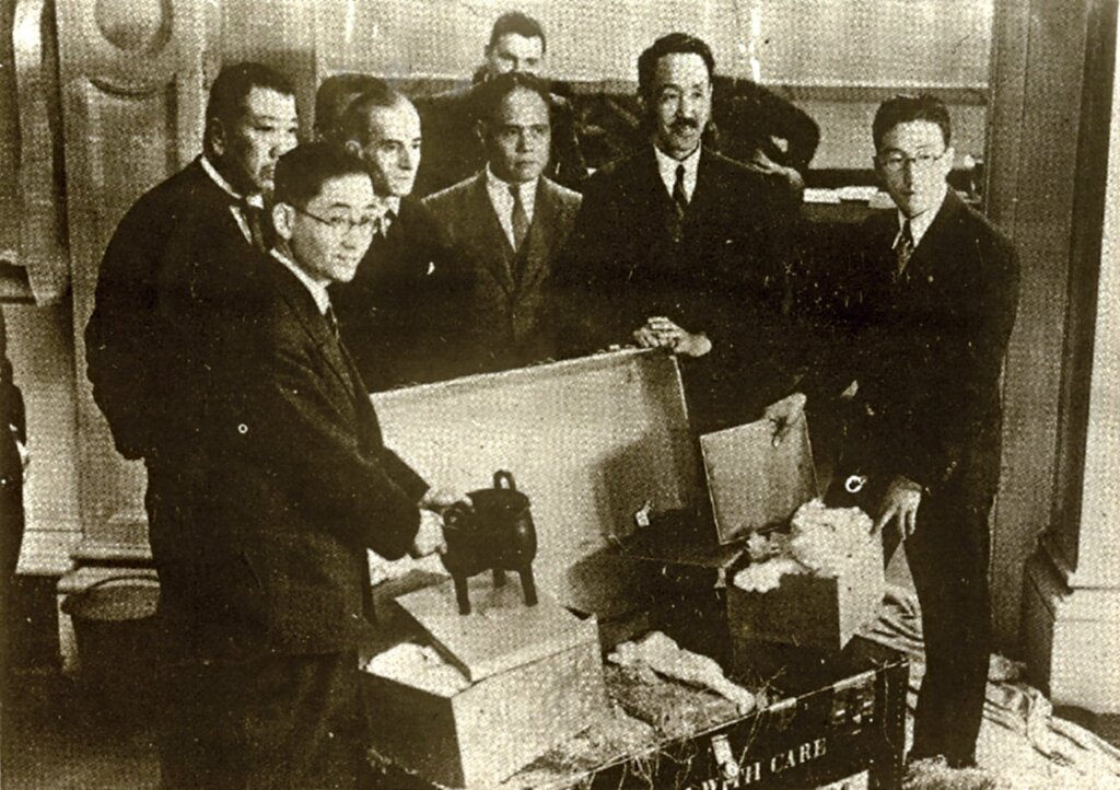 1935年英國倫敦「中國藝術國際展覽會」開箱合影，左前為莊尚嚴、右前為傅振倫。