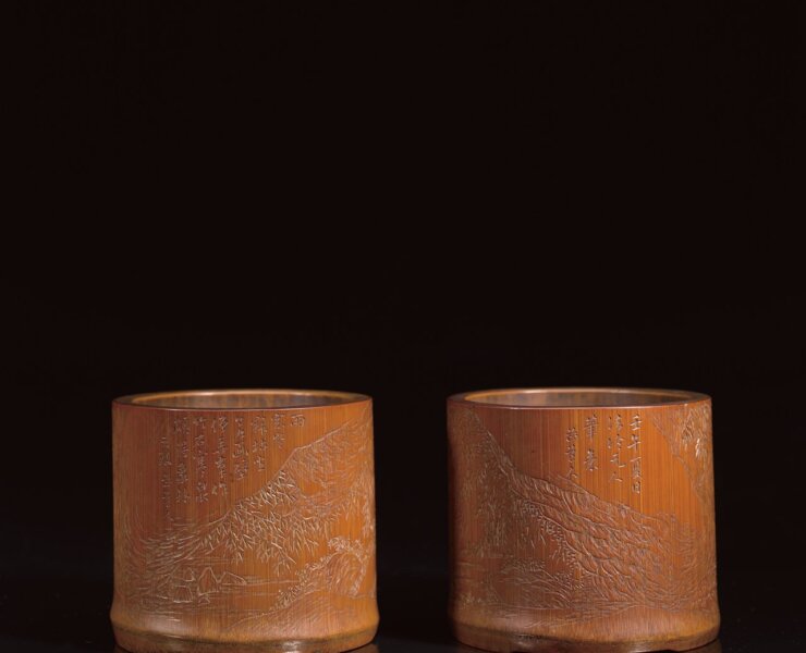 清周顥〈竹石寒泉圖筆筒〉（一對） 清乾隆二十七年（1762）∣各高9.4公分、口徑10.2公分∣上海博物館藏