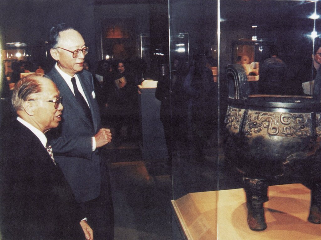 1996年「中華瑰寶赴美巡迴展」秦孝儀與方聞一同觀展。