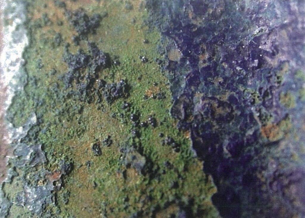 矛上的藍鏽。