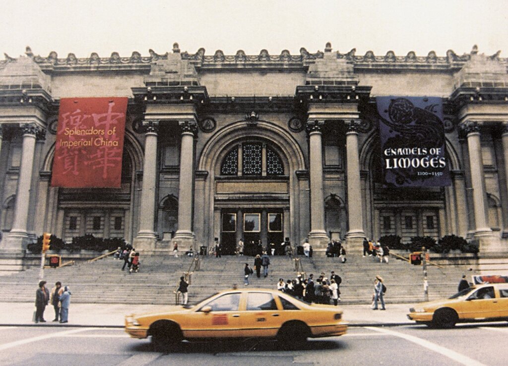 1996年「中華瑰寶赴美巡迴展」大都會藝術博物館館外懸掛大紅色的展覽旗幟。