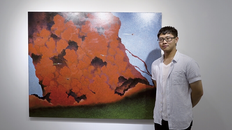 藝術家賴岳宏與作品《煙硝日常25-巨物與小蟲》‧布面油彩、壓克力‧130×162 cm‧2016。