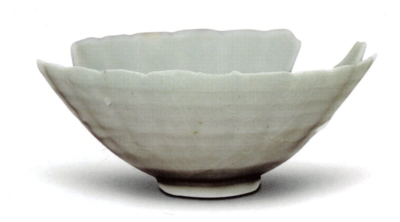 江西景德鎮窯〈青白釉葵口碗〉，南海一號沉船出水。