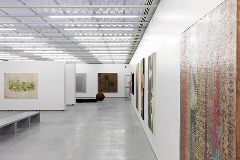 清邁當代美術館二樓Piphit Maya永久典藏展間內陳列的部分作品。(清邁當代美術館提供)