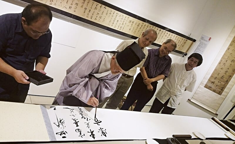 知名藝術史學者傅申化身為同鄉「董其昌」前來參與，揮毫創作。攝影／張筠。