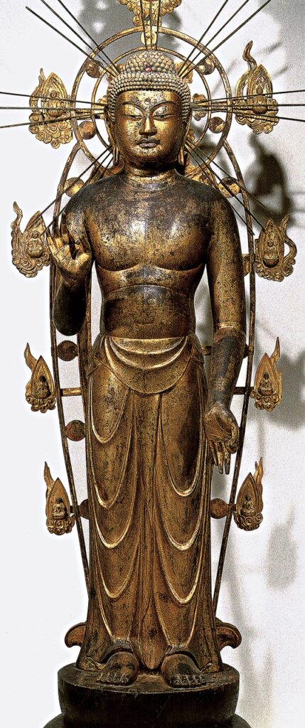 約1195年（傳）快慶〈阿彌陀如來立像（半裸）〉，寄木刨空造，彩漆，金箔，高226.5公分。現存淨土寺，兵庫縣小野市，日本重要文化財。圖版出處：《Portraits of Chōgen：The Transformation of Buddhist Art in Early Medieval Japan》，pl.117。