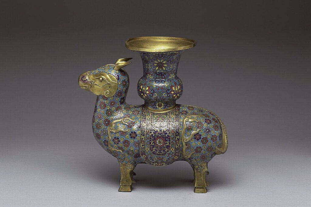 清乾隆朝造辦處〈掐絲琺瑯仿古銅犧尊〉，27.7×13.6×26.4公分，中琺000236，JW-175。台北國立故宮博物院版權所有。