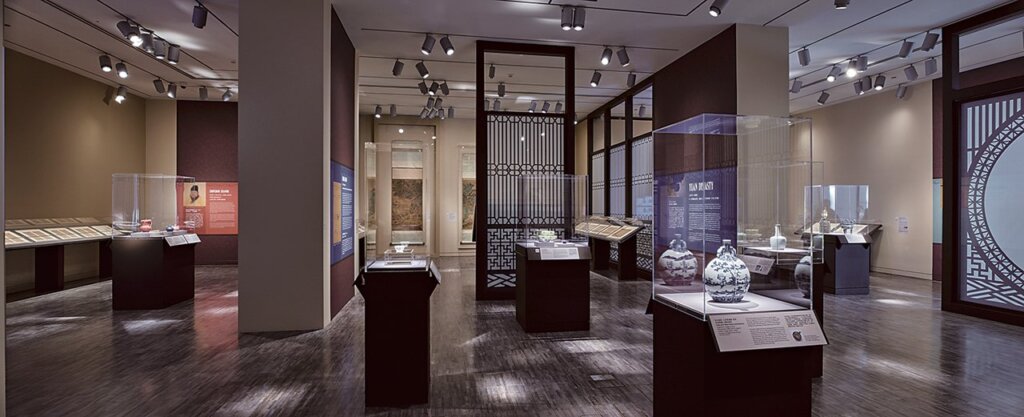 美國舊金山亞洲藝術博物館「皇帝品味─台北國立故宮博物院精品展」特展展廳陳列一景。Photograph©Asian Art Museum of San Francisco。